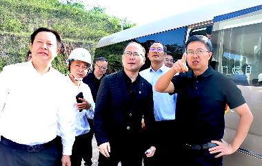 宜賓市南溪區(qū)委書記、南溪經開區(qū)黨工委書記劉剛率隊調研遠東宜賓智能產業(yè)園